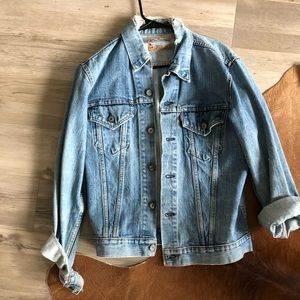 Vintage Levi’s blue denim jacket (men’s size M)